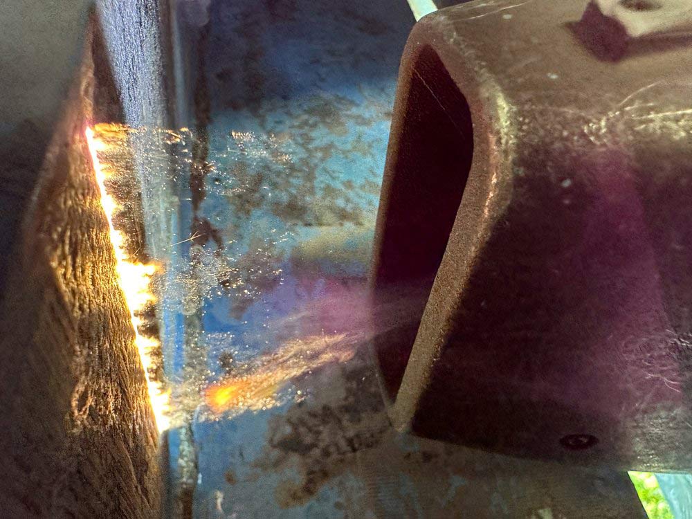 Detalle de la limpieza láser utilizada para el mantenimiento de puentes